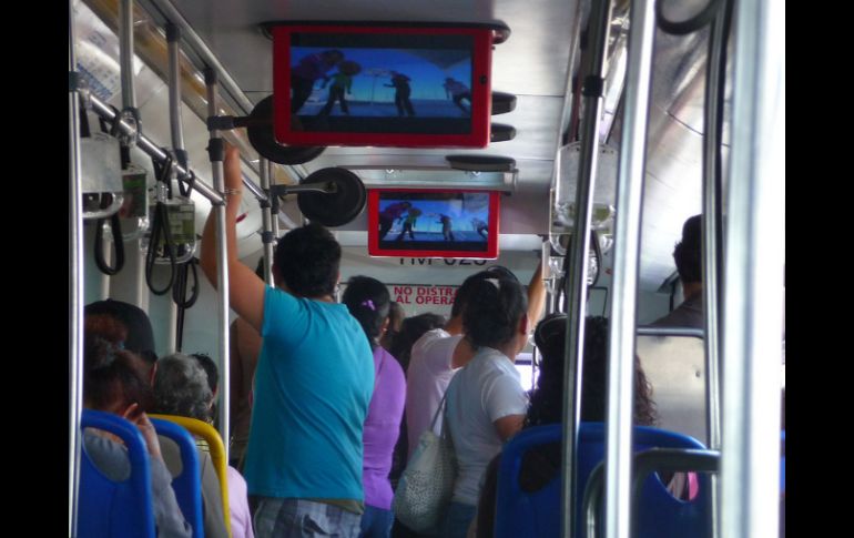 Son monitores instalados en las unidades del BRT que corre por la Calzada Independencia-Gobernador Curiel.  /