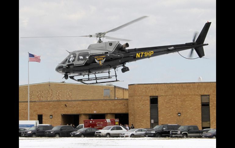 Helicópteros sobrevuelan la escuela secundaria donde se presentó el tiroteo. AP  /