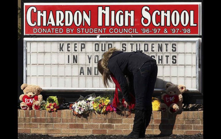 Una estudiante deja un oso de peluche en un altar en memoria de sus compañeros fallecidos. La localidad suspendió las clases. REUTERS  /
