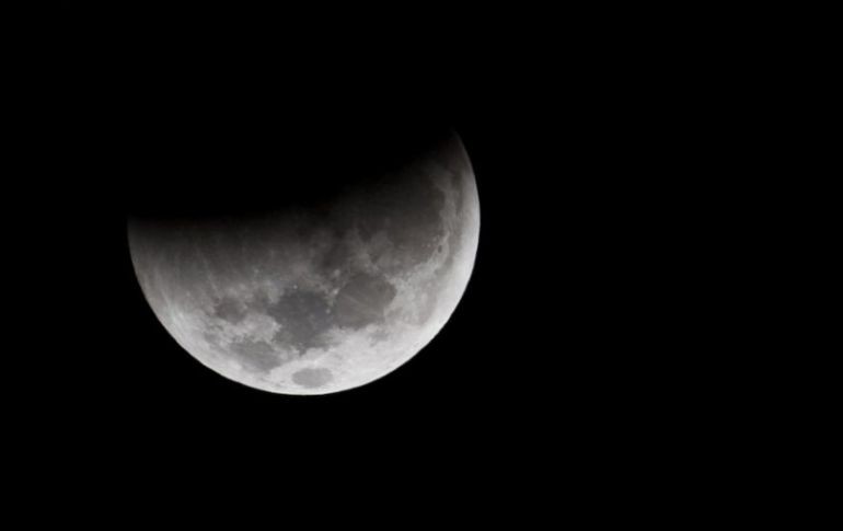 Los atronómos observan la Tierra no de forma directa, sino a través del reflejo que proyecta sobre su satélite, la Luna. AFP  /