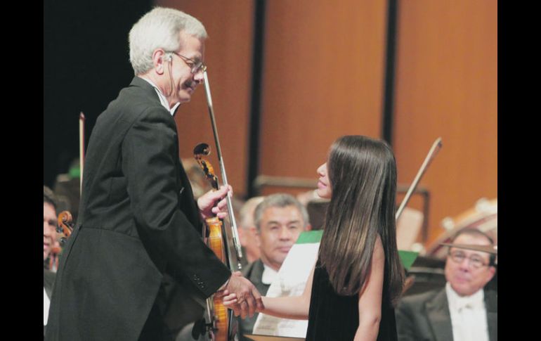 La niña-artista saluda a uno de los maestros violinistas que la acompañaron en el Teatro Degollado.  /