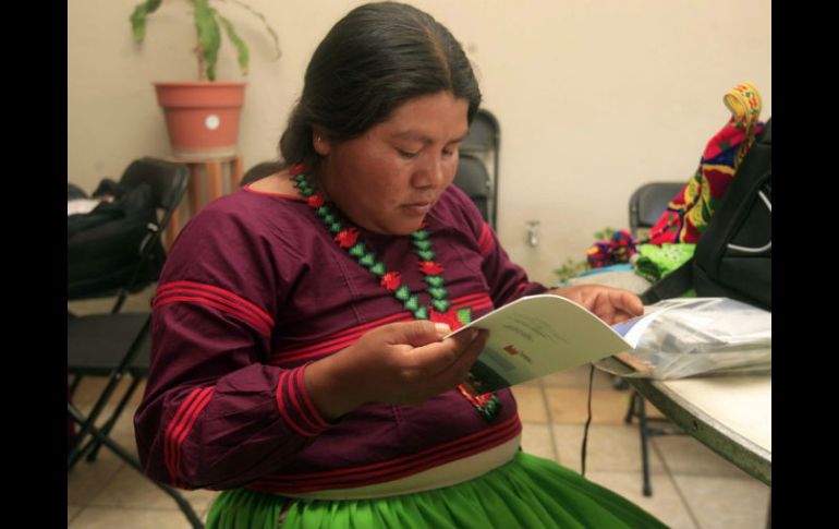 Algunos de los textos entregados a las comunidades indígenas están en lengua wixárika. ARCHIVO  /