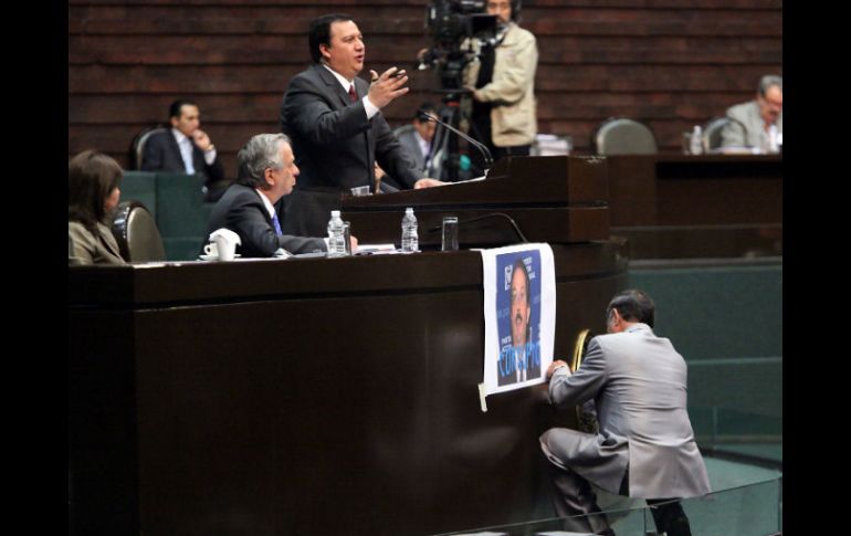 Morgan Ríos (segundo a la der) se defendió. En la imagen, Emilio Serrano coloca un cartel de Horcasitas como protesta. EL UNIVERSAL  /