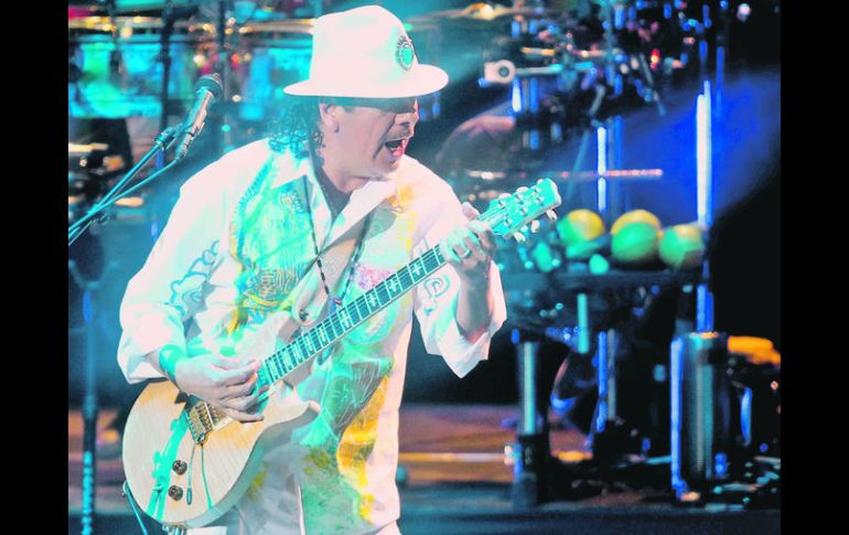 Carlos Santana desplegó lo mejor de su repertorio sonoro durante la resentación que ofreció anoche en el Auditorio Telmex.  /