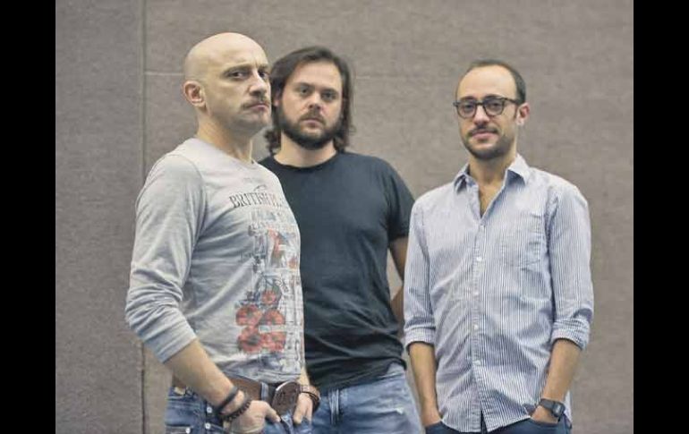 El director Miguel Bonilla (centro) junto con los protagonistas de su filme, Alfonso Borbolla y Darío Ripoll.  /
