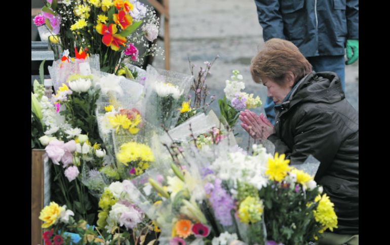 Una doliente ofrece sus oraciones a las miles de víctimas que fallecieron en marzo de 2011 por el tsunami, en Onagawa. AP  /