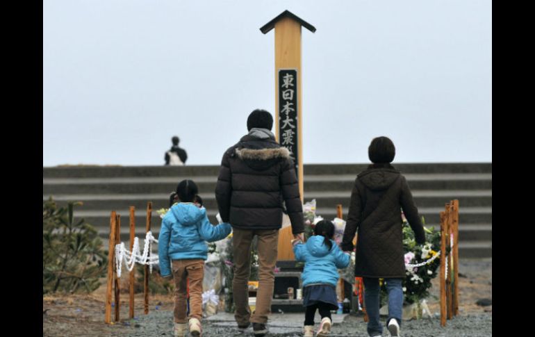 Familiares de los fallecidos en el tsunami se congregan en los altares montados en distintos puntos de Japón para rezar. EFE  /
