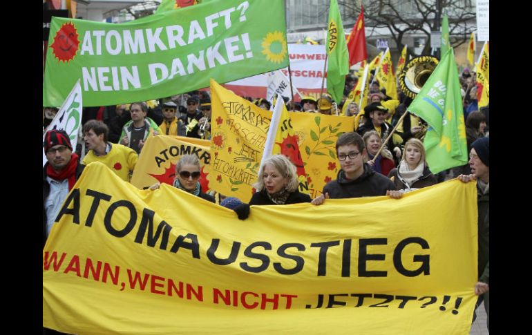 Varias personas participan en una manifestación anti-nuclear en Kiel, Alemania. EFE  /