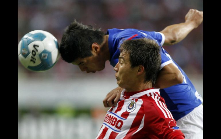 Torres (i) disputa el balón con Araújo. 'Cubo' dice que el ha dejado en el pasado la riña que tuvieron en el partido del sábado. EFE  /
