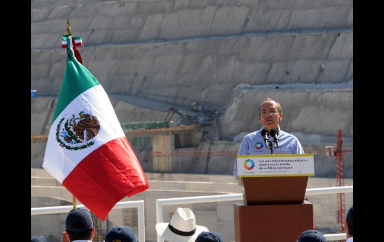 El Presidente Felipe Calderón vio tres manifestaciones de protesta y petición de ayuda al arranque de su gira  en Tabasco. ARCHIVO  /