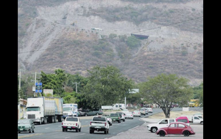 En el cerro El Travesaño, han removido toneladas de tierra para facilitar la construcción de los proyectos inmobiliarios. ARCHIVO  /