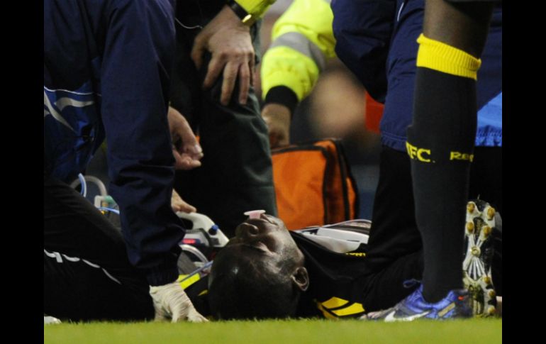 El jugador del Bolton Wanderers, Fabrice Muamba, recibe atención médica tras desmayarse durante el partido de la Copa de la FA. EFE  /