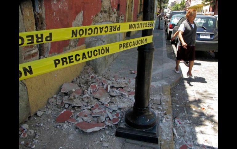Daños por el temblor en una calle de Oaxaca. REUTERS  /