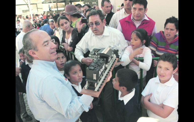El Presidente recibe un tren de madera durante su visita a su natal Michoacán, en donde nombró como Pueblo Mágico a Angangueo. EFE  /