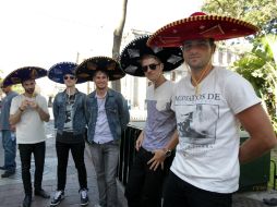 Los integrantes lucieron sombreros de charro mientras recorrían las calles de Guadalajara.  /