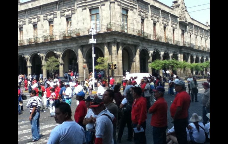 Los trabajadores municipales continuarán con el bloqueo de las avenidas Hidalgo y 16 de Septiembre.  /