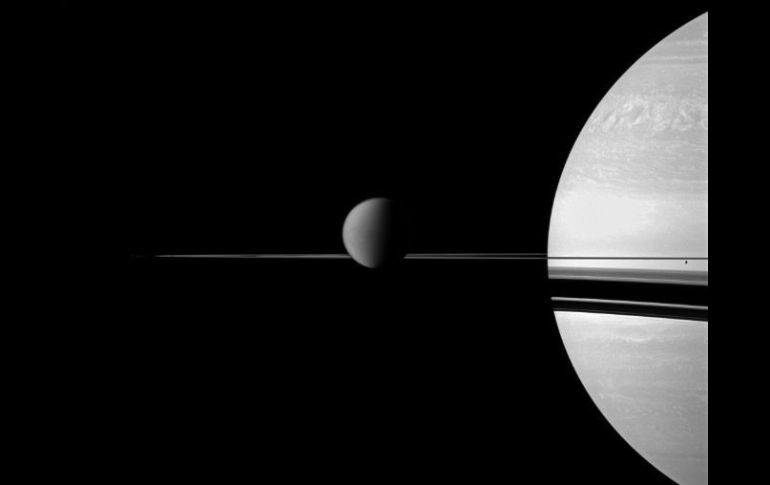 Cassini voló cerca de la pequeña luna Janus y también por Dione, aproximadamente a una distancia de 44 mil kilómetros. ESPECIAL  /