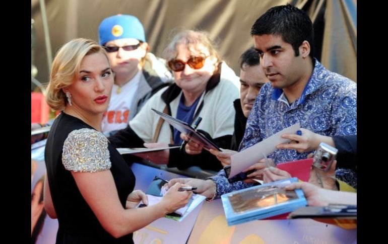 Kate Winslet firma autógrafos en la presentación de Titanic 3D. REUTERS  /