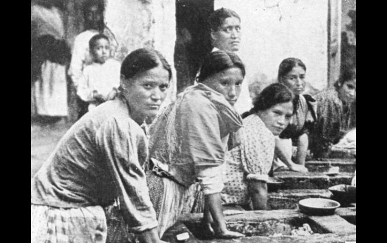 Mujeres indigenas de Sonora en los lavaderos publicos principios del siglo XX. ARCHIVO  /
