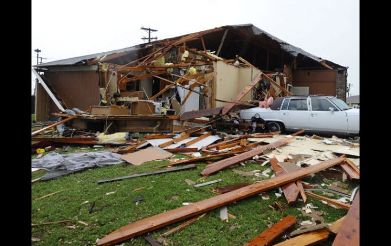 Vista de una casa destruida hoy, martes 3 de abril de 2012, tras el paso de un tornado en Lancaster, Texas. EFE  /