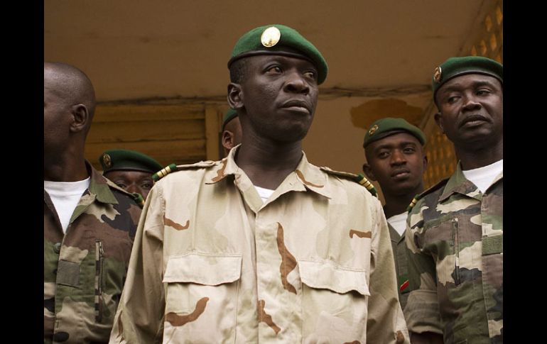 El jefe de la junta militar que gobierna Mali desde el golpe de estado del 22 de marzo, Amadou Haya Sanogo (C). EFE  /