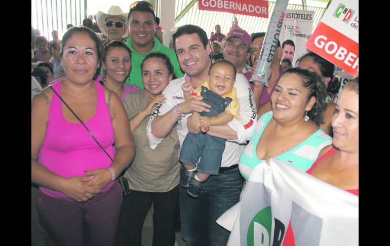 Además de Cihuatlán, Aristóteles Sandoval visitó ayer el municipio de Tomatlán. ESPECIAL  /