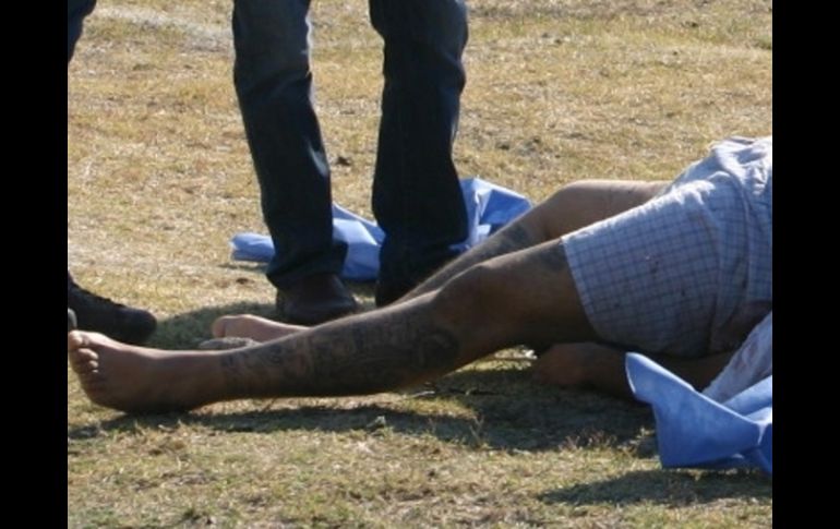 Una de las víctimas traía puesta una playera y boxer, tenía tatuajes en ambas piernas.  /