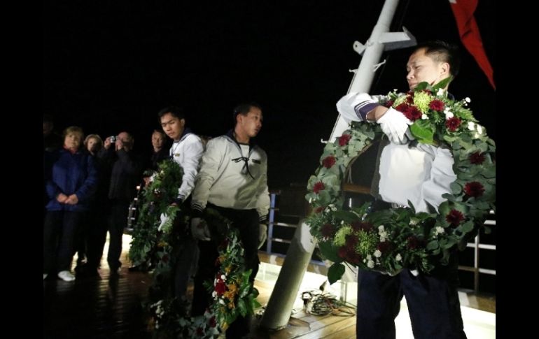 Elementos de la tripulación arrojaron al mar arreglos florales en memoria de las víctimas. REUTERS  /