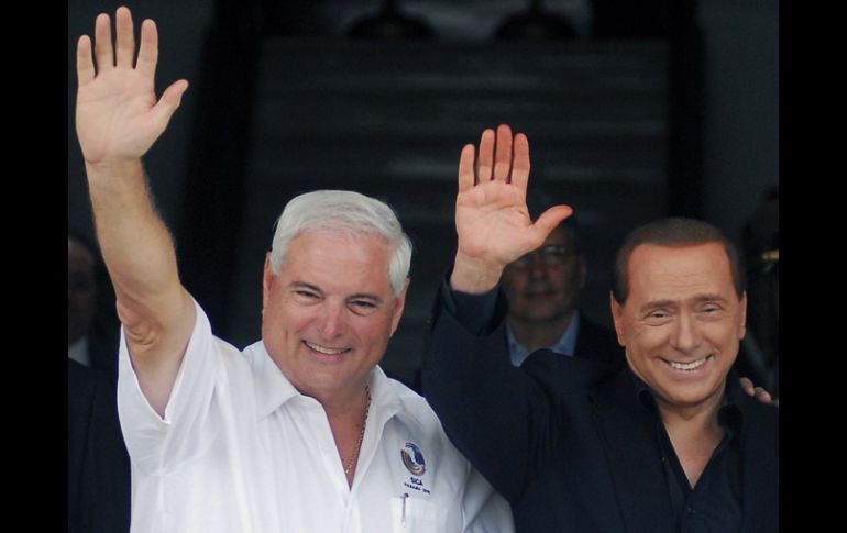 Foto de archivo del primer ministro de Italia Silvio Berlusconi (d) con el presidente de Panamá Ricardo Martinelli. AFP  /