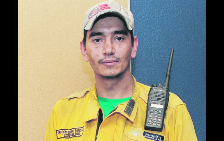 Jorge Armando Gómez Quiroga, de 32 años, ha trabajado cinco días seguidos para combatir el incendio en La Primavera.  /
