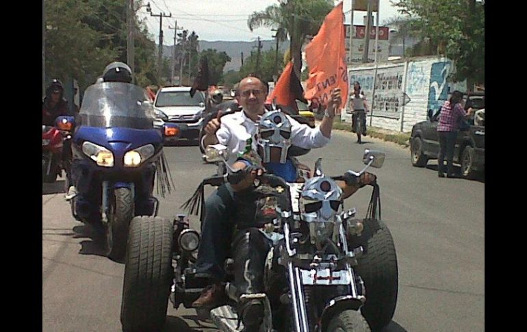 Ismael del Toro en una Caravana motociclista.  /