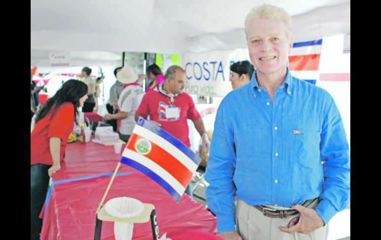 El vicecónsul Óscar Ramos presume el stand de Costa Rica, que estuvo entre los más visitados por los comensales.  /