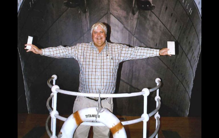 El australiano  magnate Clive Palmer posa delante de una impresión artística de Titanic II en MGM Studios en Los Angeles. AP  /