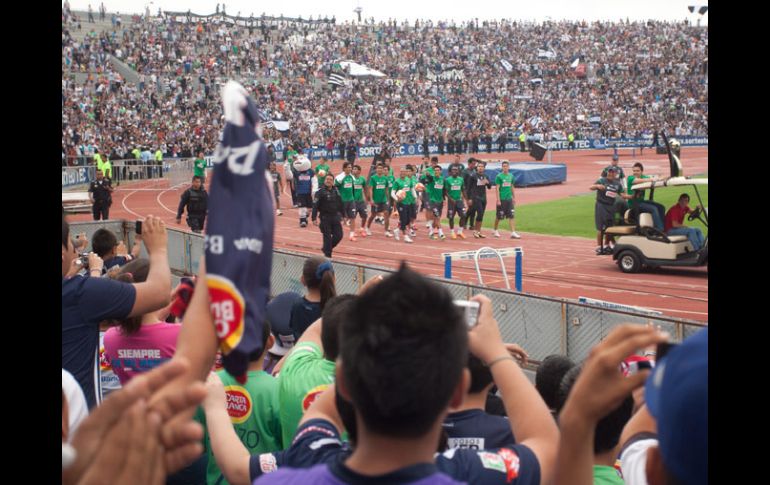 Miles de seguidores del Monterrey estuvieron presente en el entrenamiento de Rayados. MEXSPORT  /