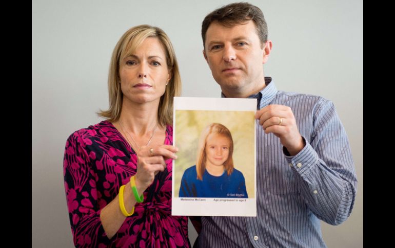 Gerry y Kate McCann muestran una foto de su hija desaparecida. AFP  /