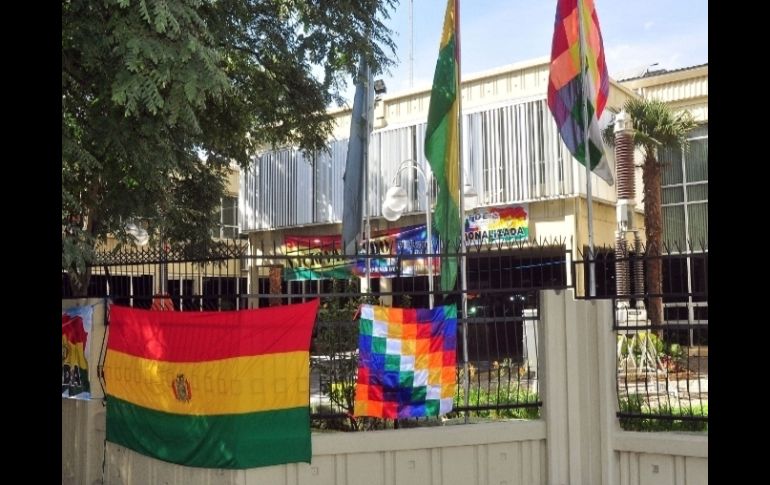 Las banderas de Bolivia permanecen frente a la sede de la empresa Transportadora de Electricidad (TDE). EFE  /