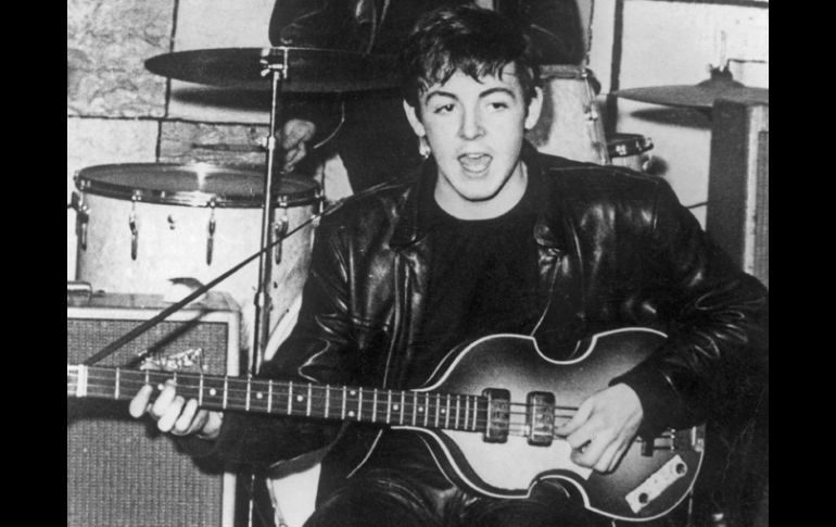 El Paul McCartney de The Cavern, en Liverpool, en 1962; justo el año en que grabó sus primeros discos con The Beatles.ESPECIAL  /