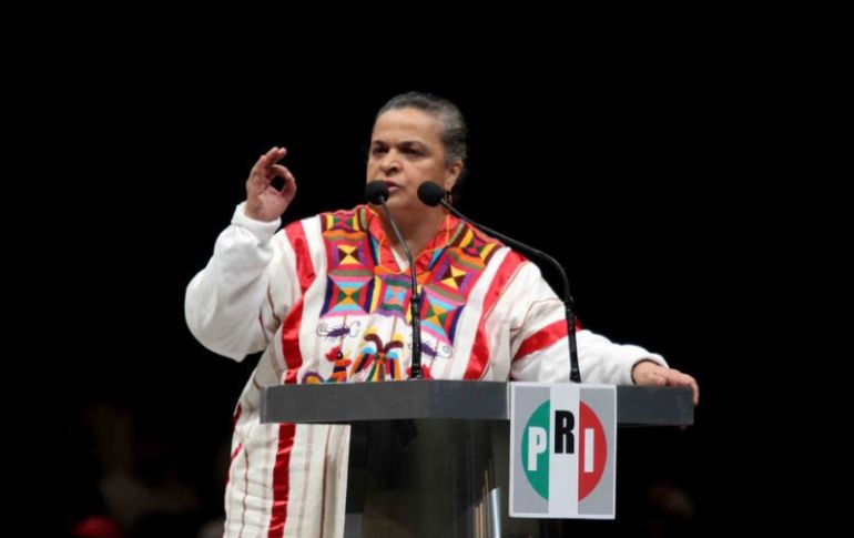 La candidata del PRI-PVEM al gobierno del DF, Beatriz Paredes, se reunió hoy sábado con habitantes de Xochimilco. EL UNIVERSAL  /