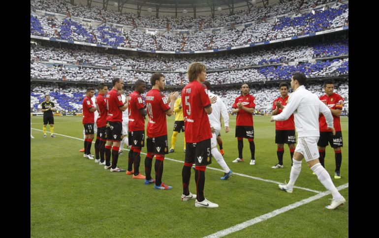 Los jugadores del Mallorca hicieron el 'pasillo' a los elementos del Real Madrid antes del partido. EFE  /