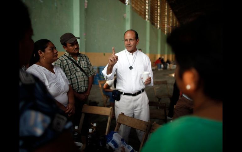 Solalinde (c) ha dirigido un albergue para atender a migrantes, en su mayoría centroamericanos que buscan llegar a EU. ARCHIVO  /