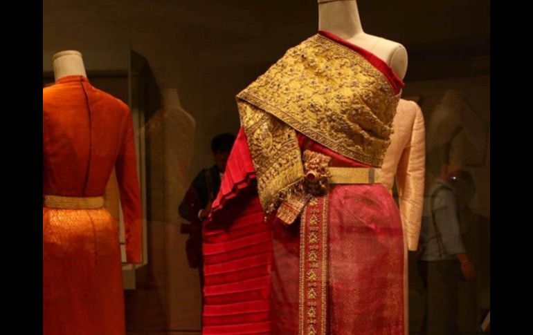 Cincuenta vestidos de la reina Sirikit de Tailandia en una exhibición sobre la seda tailandesa en el vestido tradicional. EFE  /