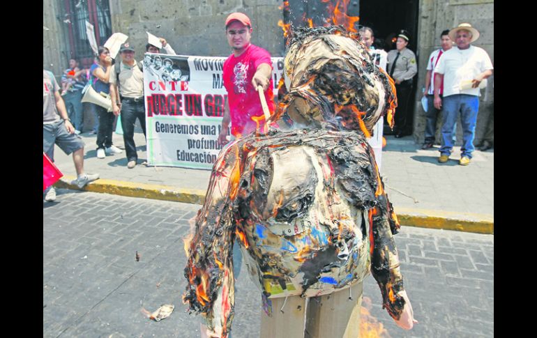 Profesores de Bases Magisteriales quemaron una figura de la líder del SNTE, Elba Esther Gordillo.  /