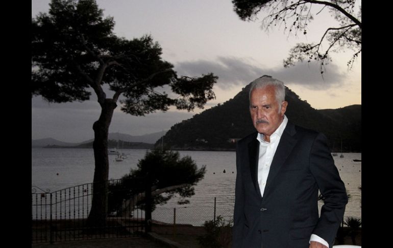 ''Un escritor tiene que escuchar porque si no, no se sabe cómo habla la gente'' Carlos Fuentes.NTX  /