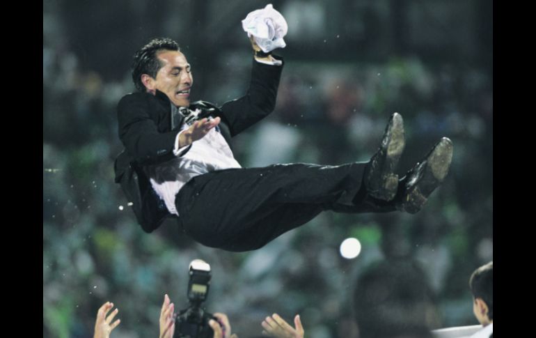 Al estilo Guardiola. Galindo fue lanzado por el aire por sus jugadores, como celebración por el título logrado. AP  /