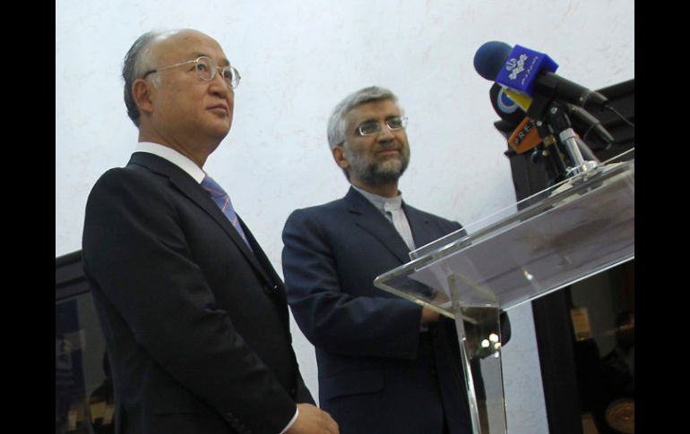 El jefe negociador nuclear iraní Saied Jalil (d) y el director general del OIEA, Yukiya Amano (i). AP  /
