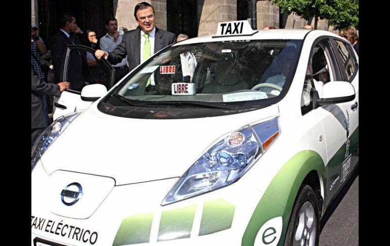 El jefe de gobierno del DF, Marcelo Ebrard, encabezó el inicio de operaciones de los taxis. NTX  /