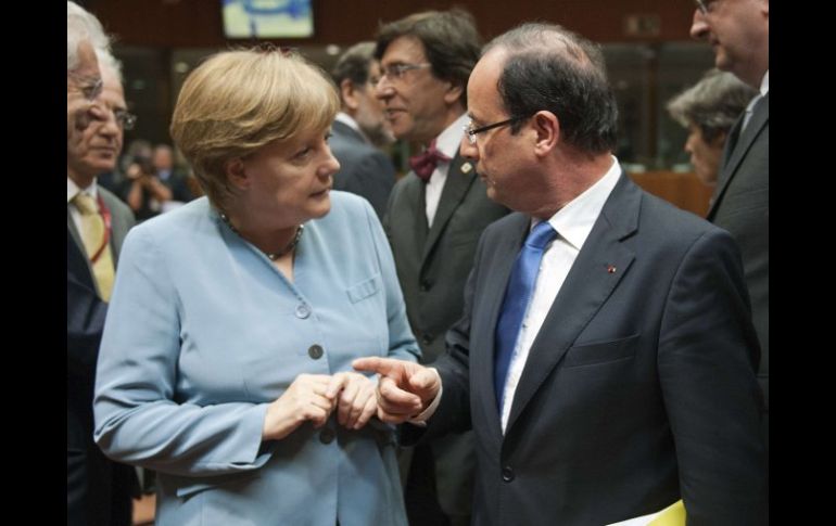 La canciller alemana, Angela Merkel  y el presidente francés, Francois Hollande. AFP  /