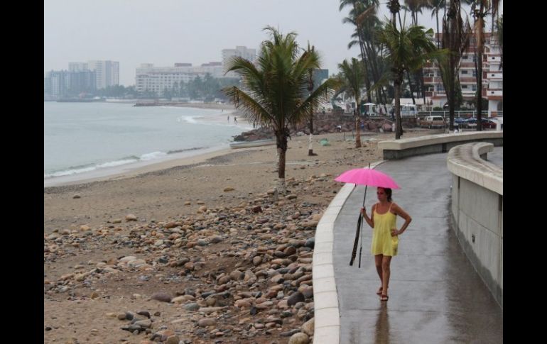 En Puerto Vallarta se registran desde hoy lluvias provocadas por el huracán. EFE  /