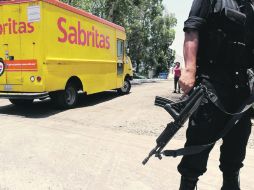 Un policía resguarda una camión repartidor de Sabritas, luego de los ataques contra varias unidades de la empresa. EL UNIVERSAL  /