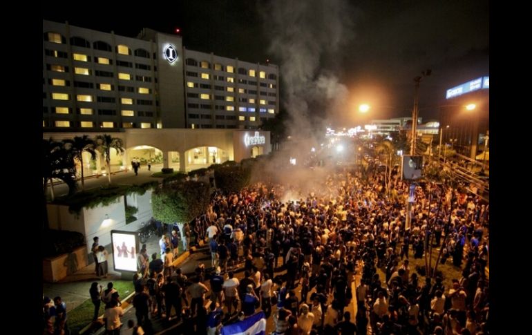 Los aficionados salvadoreños pasaron la noche afuera del hotel donde se hospedan los mexicanos. EL UNIVERSAL  /